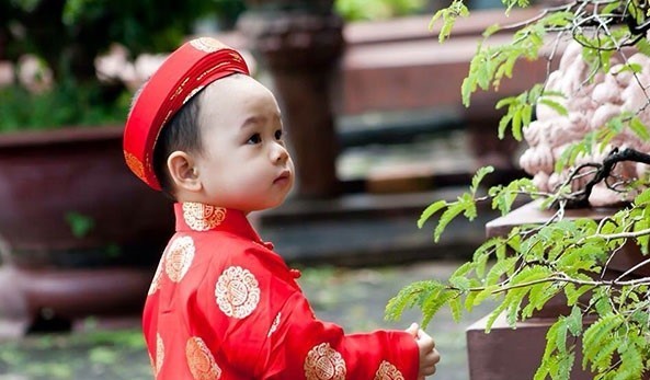 赤いアオザイを着たベトナム人の子供
